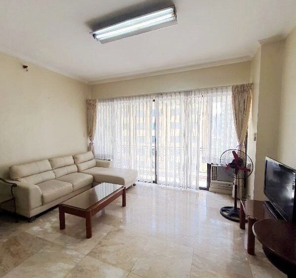 Skyland Plaza Apartment & Condo Rentals 3 BR in Makati