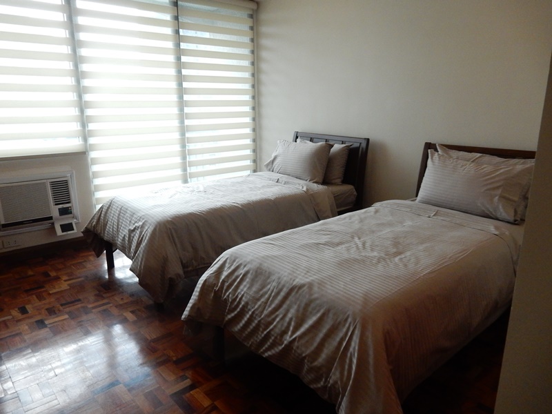 Condo For Rent in Legazpi Village with Balcony