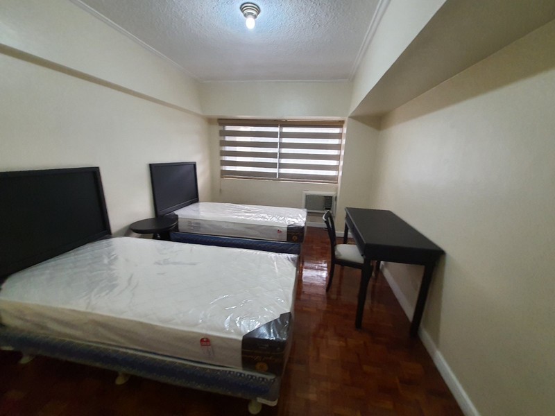 For Rent 2 Bedroom Condo with Balcony in Cosmopolitan Tower