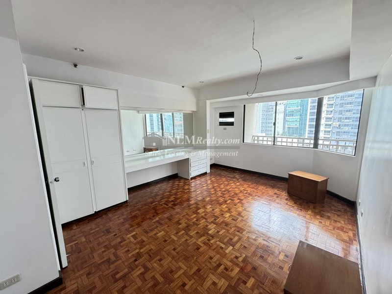 3 Bedrooms Condo For Rent in Salcedo Village, Makati .