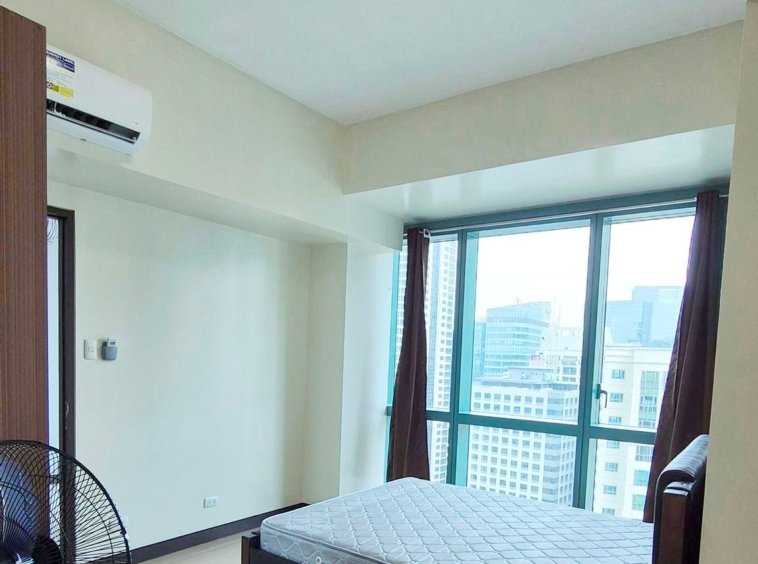 8 Forbestown Road 1BR Lease Condo in Fort Bonifacio BGC