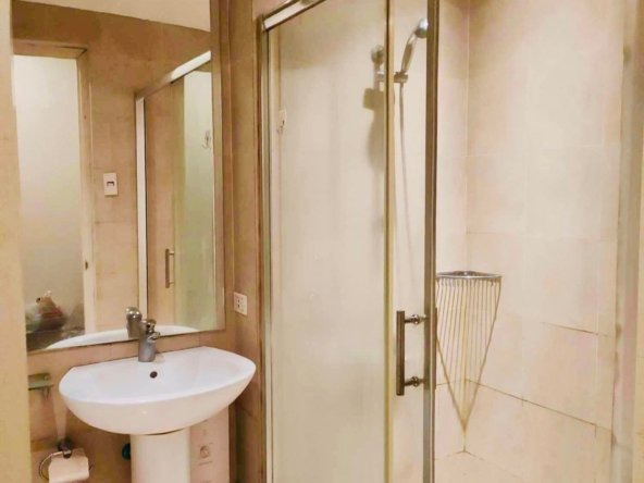 Knightsbridge studio for rent with balcony in Makati