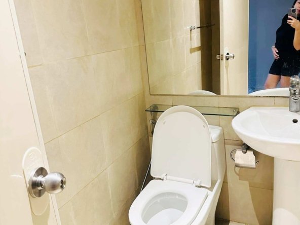 Knightsbridge studio for rent with balcony in Makati