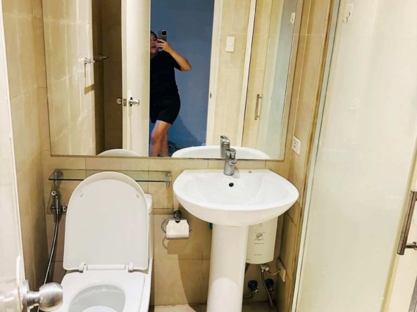 Knightsbridge studio for rent with balcony in Makati