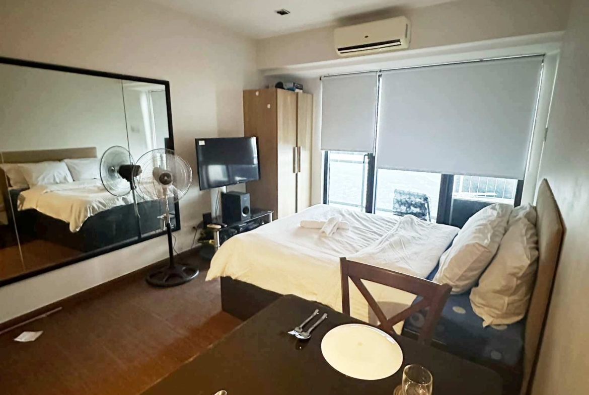 Knightsbridge studio for rent with balcony in Makati