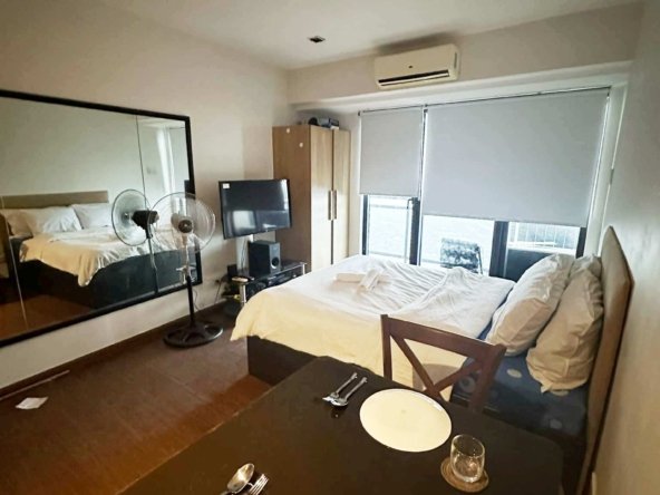 Knightsbridge studio for rent with balcony in Makati