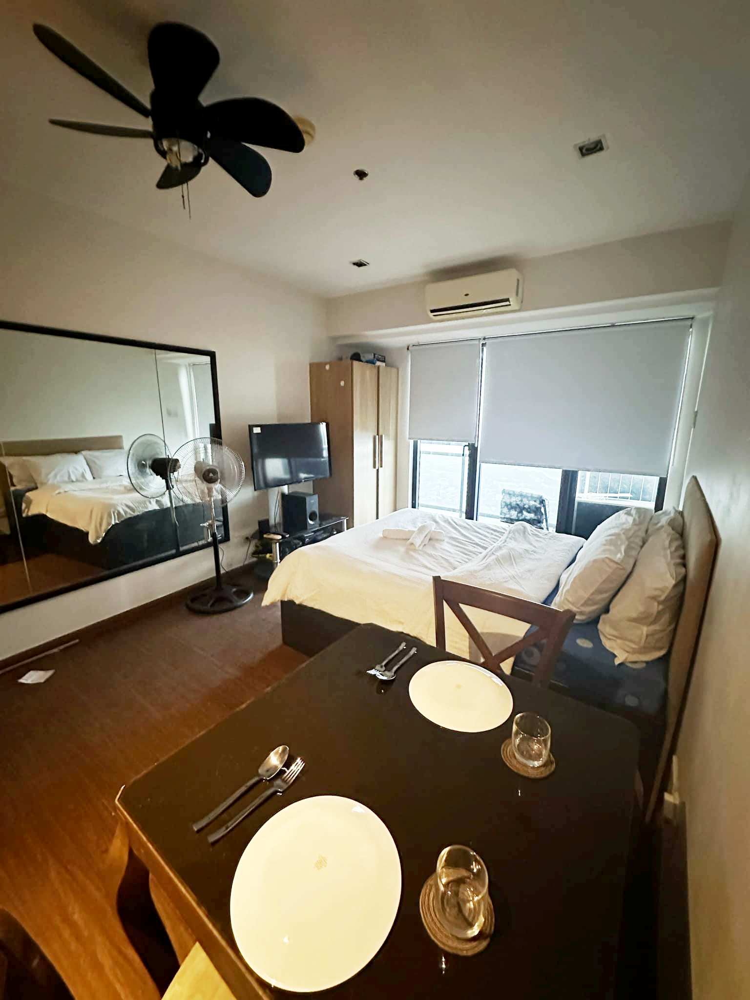 Knightsbridge studio for rent with balcony in Makati