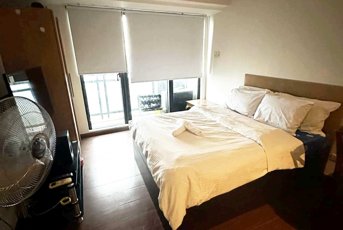 Knightsbridge studio for rent with balcony in Makati