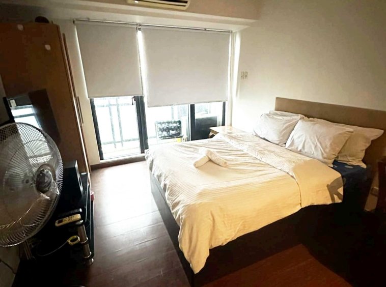 Knightsbridge studio for rent with balcony in Makati