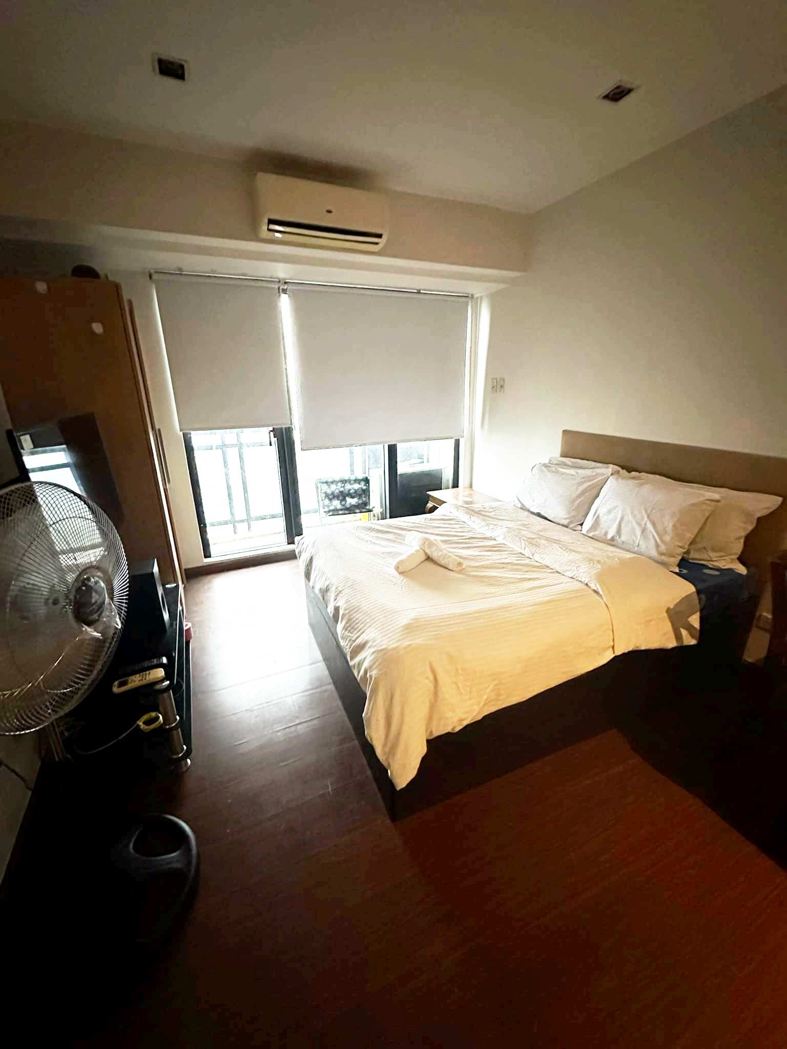 Knightsbridge studio for rent with balcony in Makati