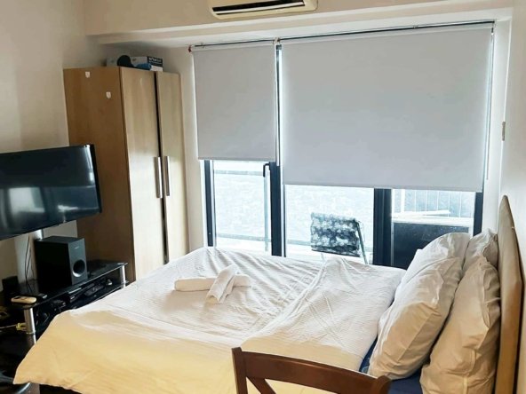 Knightsbridge studio for rent with balcony in Makati