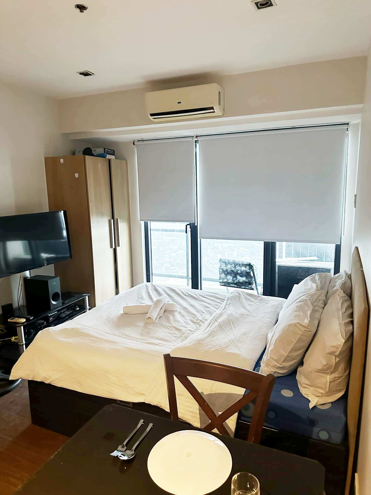 Knightsbridge studio for rent with balcony in Makati