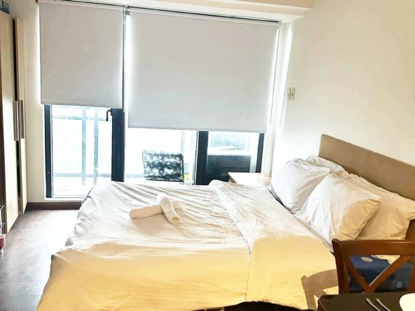 Knightsbridge studio for rent with balcony in Makati