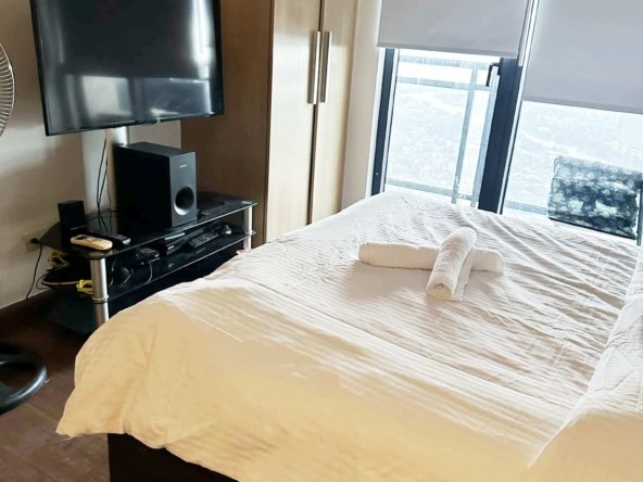 Knightsbridge studio for rent with balcony in Makati