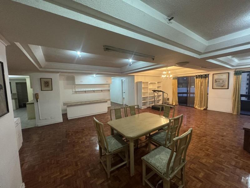 For sale: 3 Bedrooms Condo in Salcedo Village, Makati